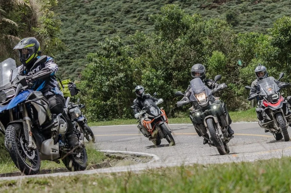 Grupo de motociclistas tomando una curva en carretera