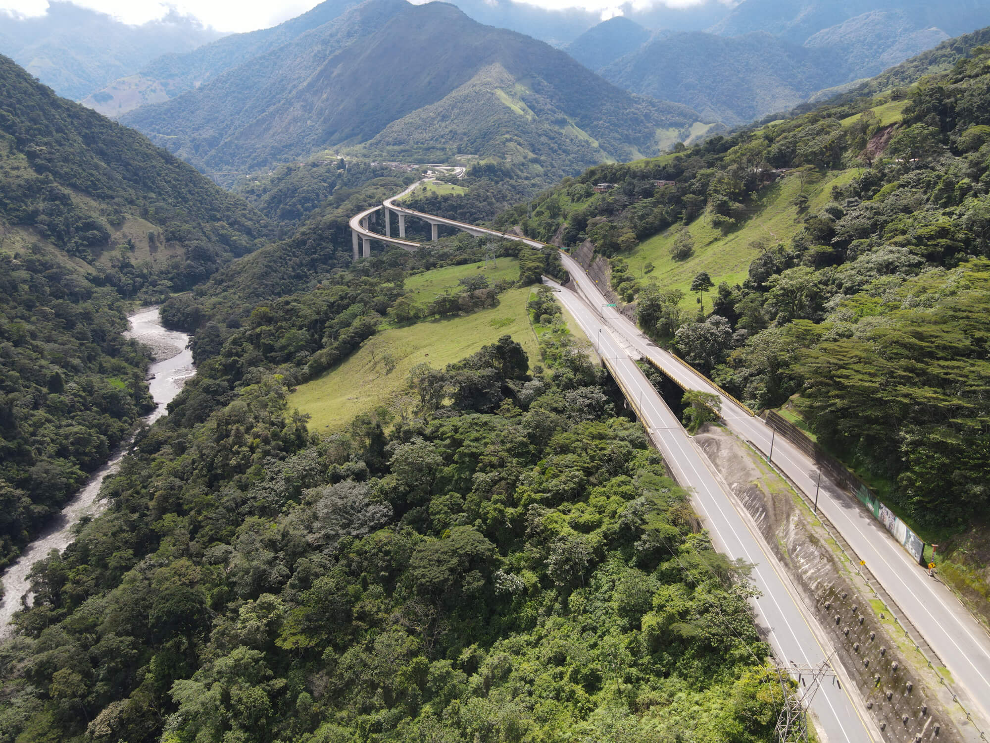 Carretera atravesando un valle de montaña en Colombia