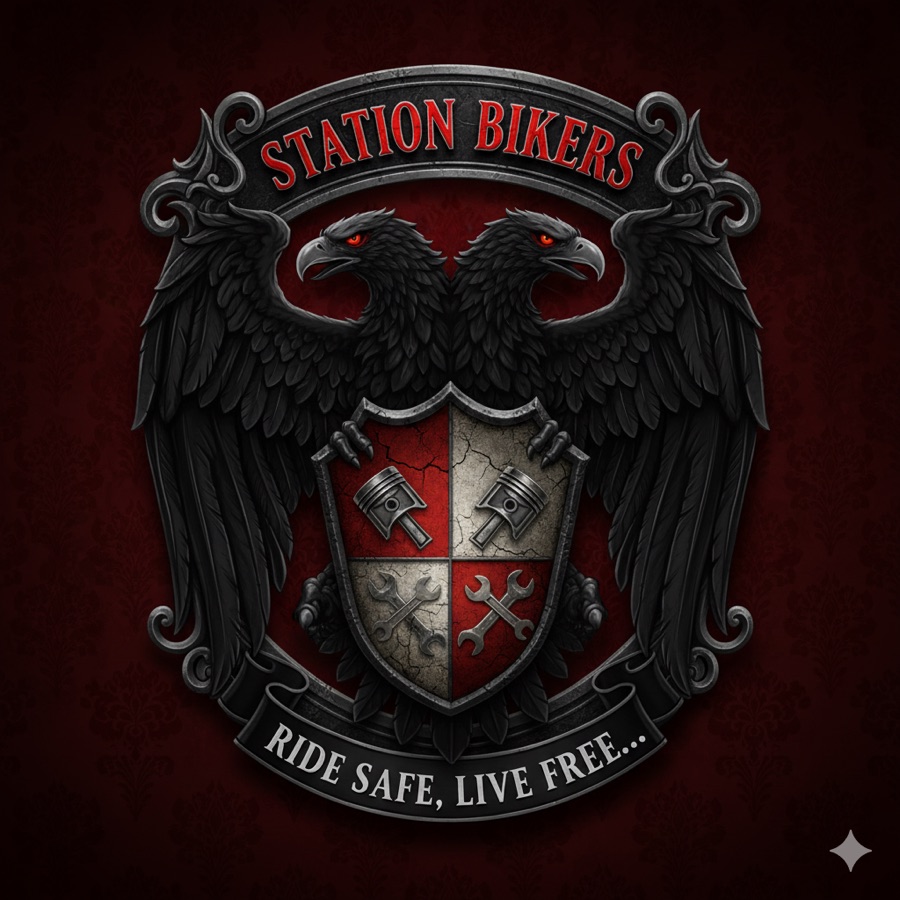 Escudo de armas de Station Bikers Club: águila bicéfala negra que sostiene un escudo cuartelado en rojo y plata con pistones y llaves cruzadas, y una divisa que lee Ride Safe, Live Free