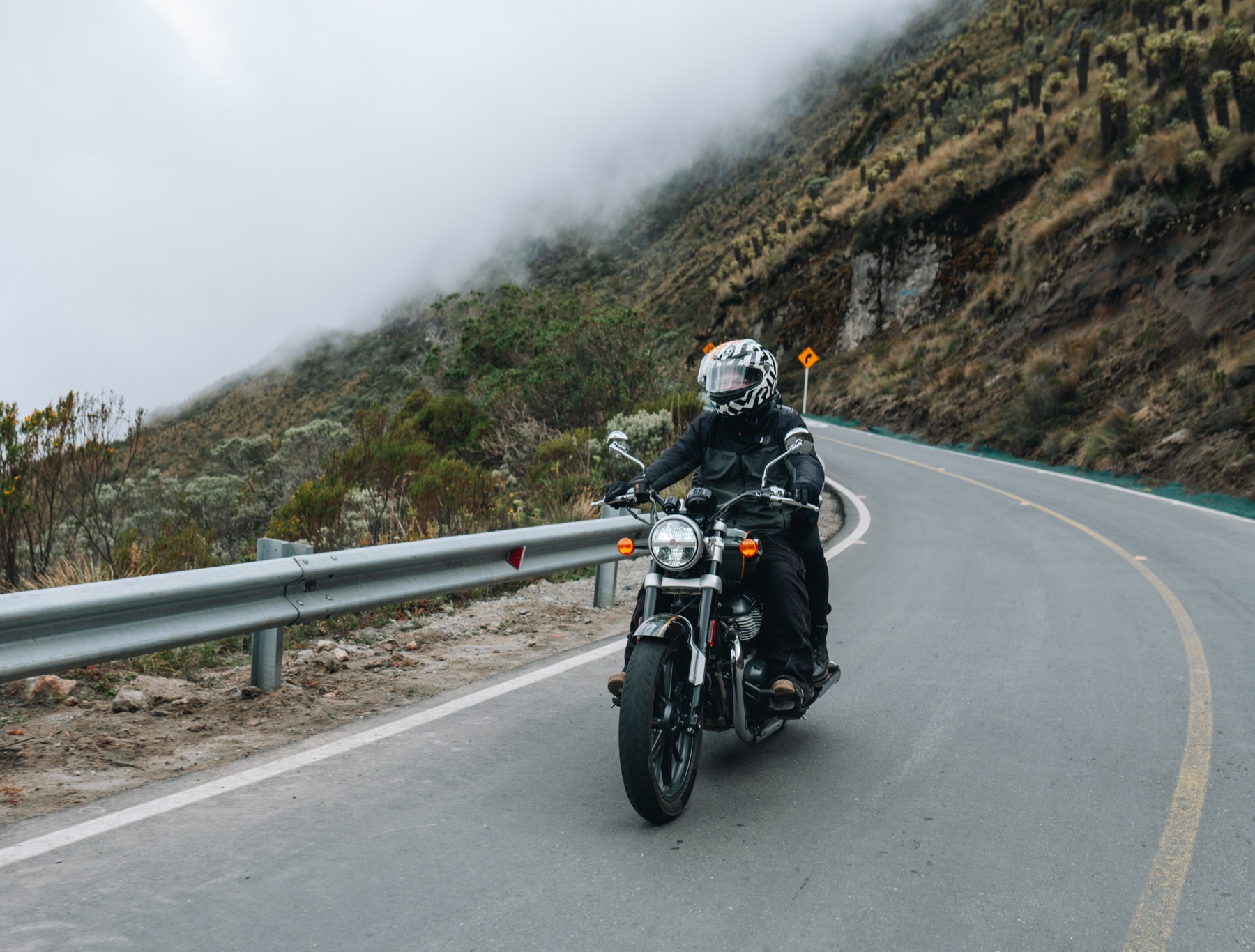Motociclista en una carretera de páramo