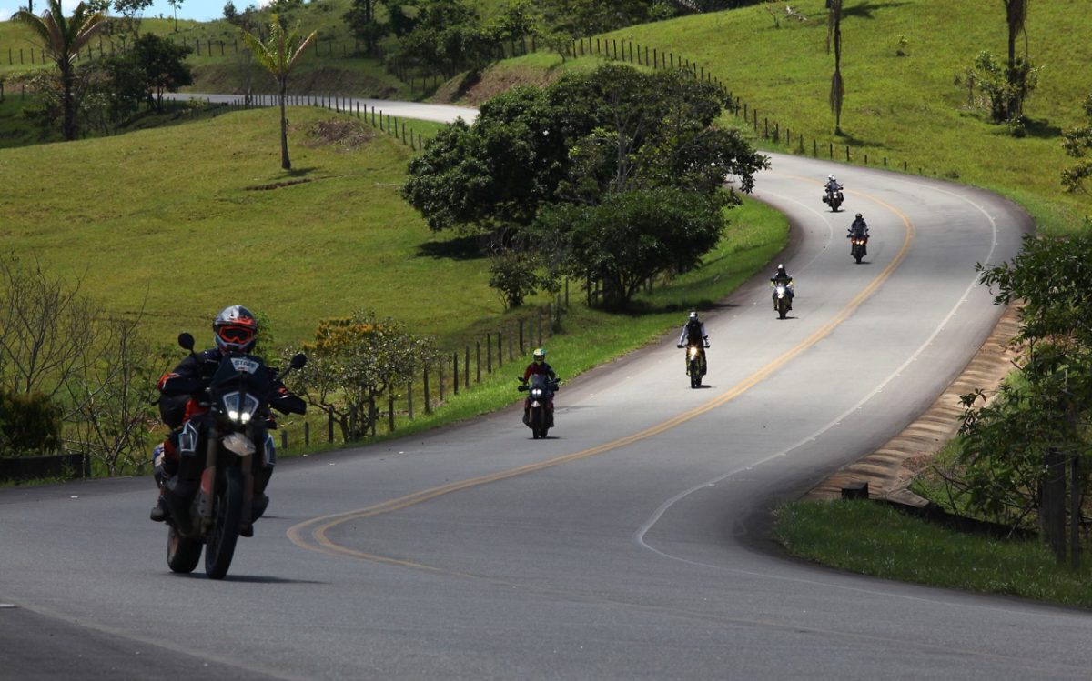 Motociclistas transitando por una carretera rural